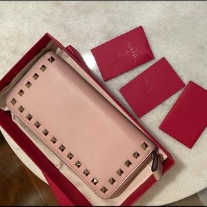 🤩Valentino Rockstud Continental Wallet💕